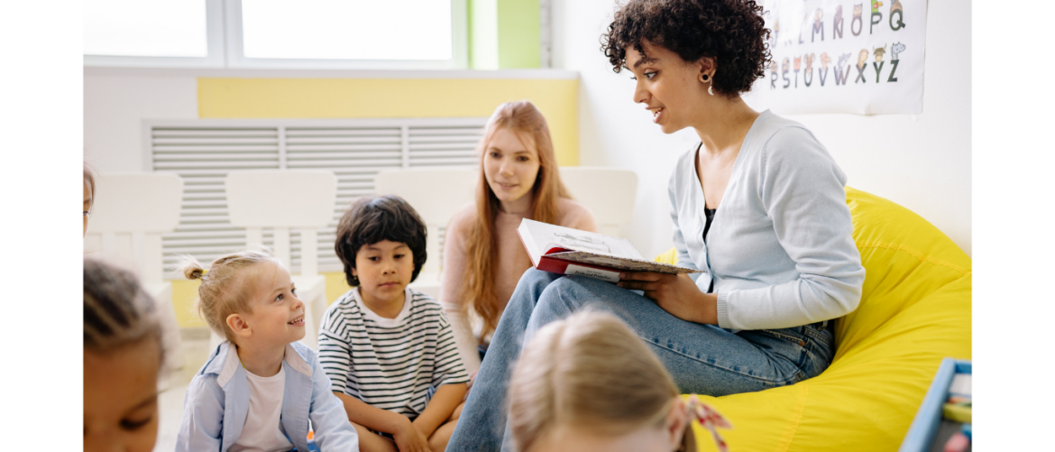Insegnante madrelingua che spiega una lezione di inglese ai bambini per i corsi a Olbia e Tempio Pausania